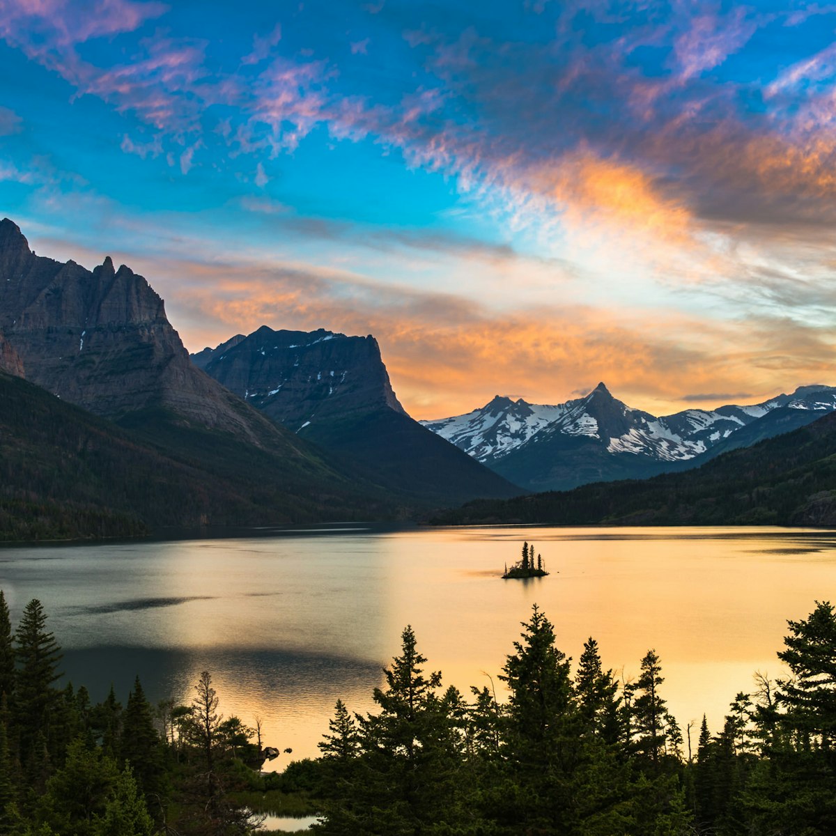 Beautiful colorful sunset over St. Mary Lake and wild goose island in Glacier national park; Shutterstock ID 306129650; Your name (First / Last): Emma Sparks; GL account no.: 65050; Netsuite department name: Online Editorial; Full Product or Project name including edition: Best_in_the_US_POIs