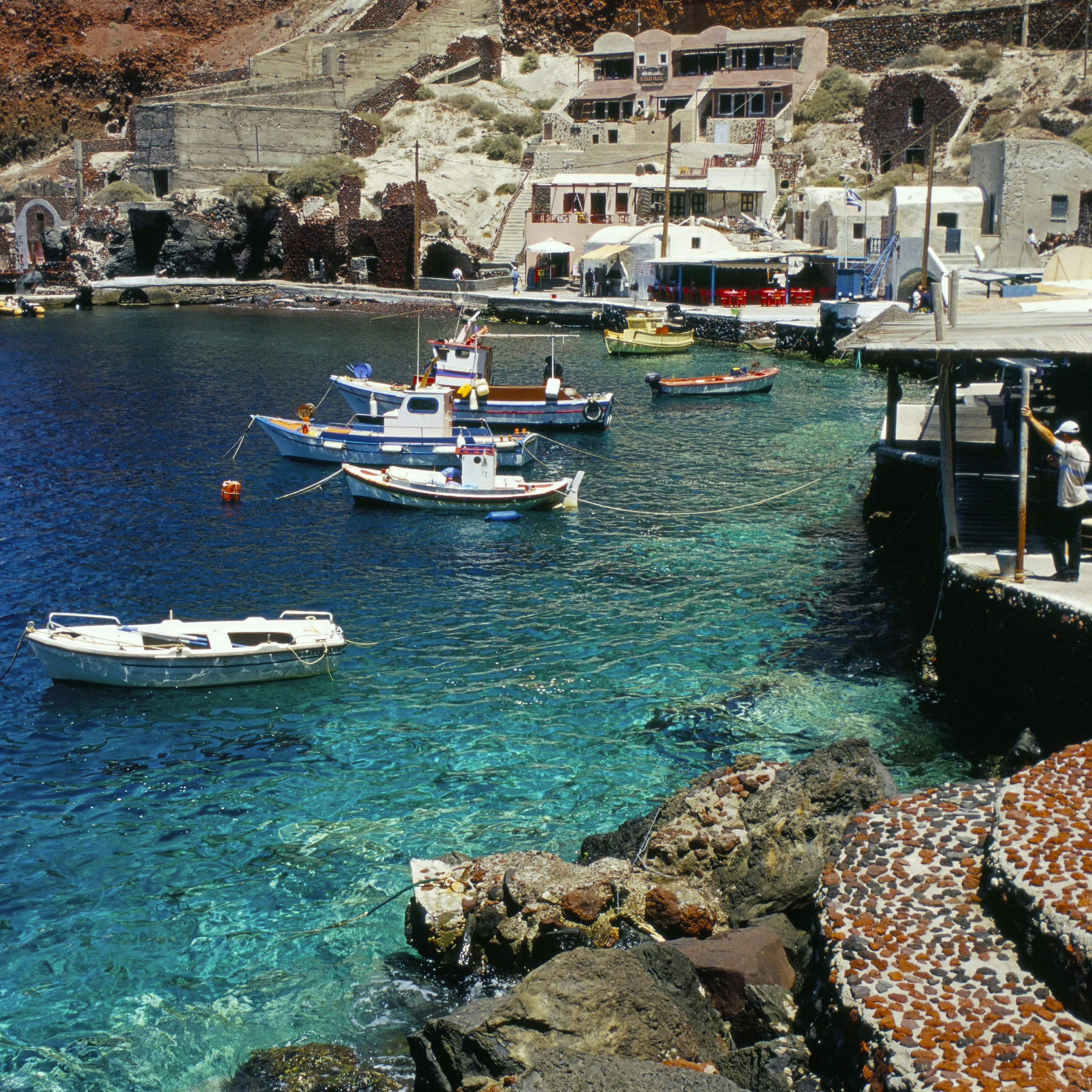 Fishing harbour of Oia village, Port of Ammoudi, Oia, Santorini (Thira), Cyclades islands, Greece, Mediterranean, Europe