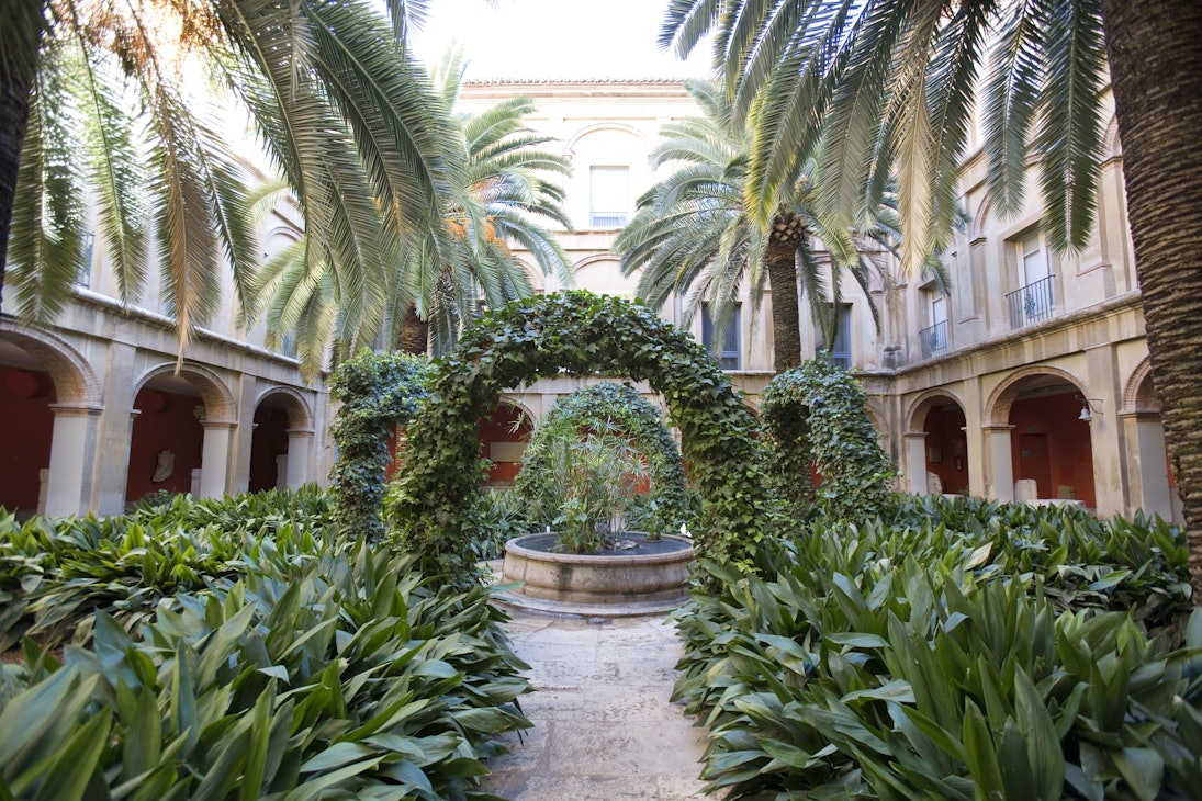 Forecourt of Museo de Bellas Artes(National Museum of Beautiful Arts), Central.