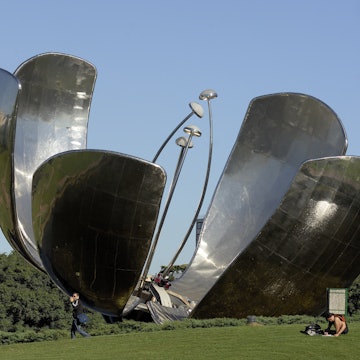 Floralis Genérica sculpture.
