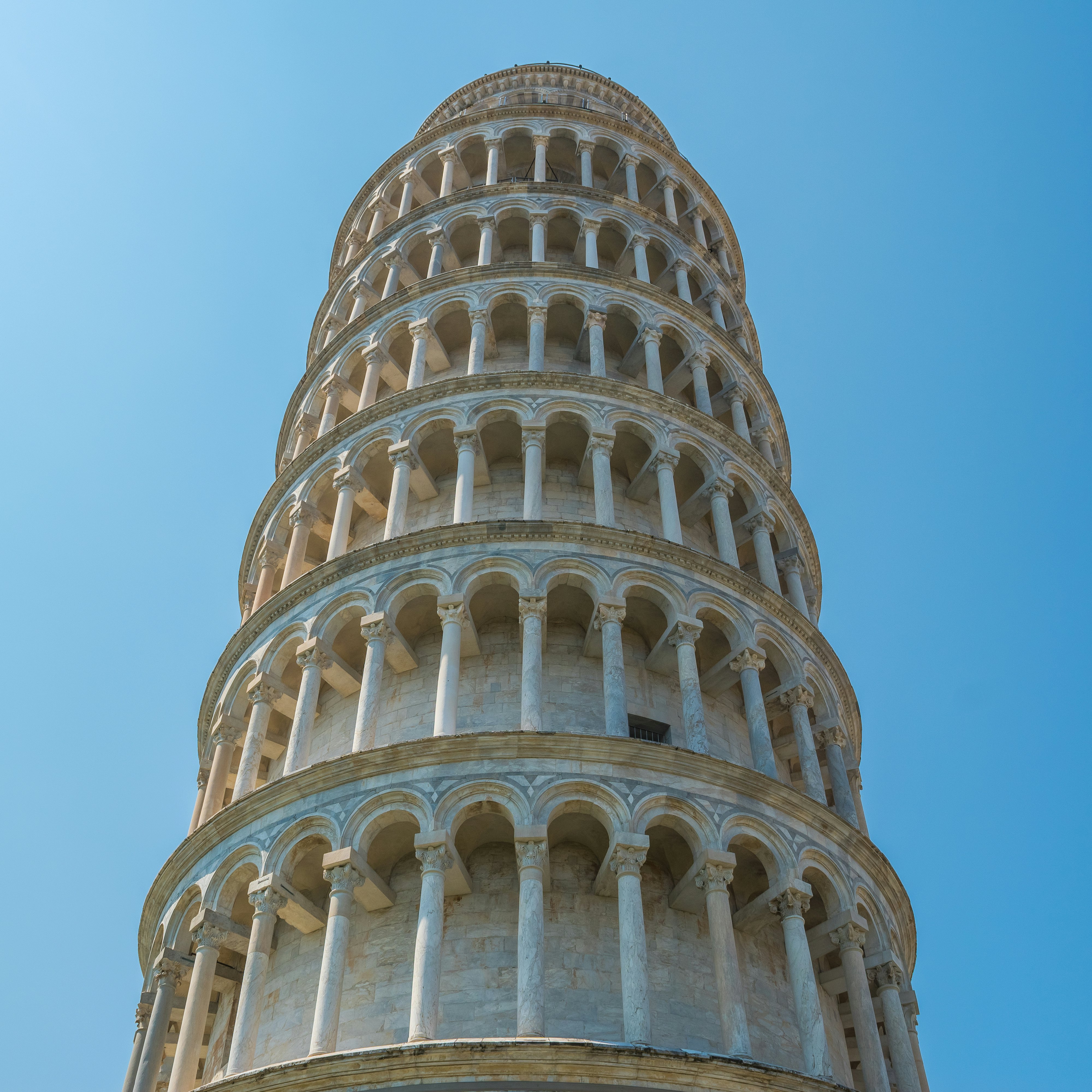The last of the three major buildings on the piazza to be built, construction of the bell tower began in 1173 and took place in three stages over the course of 177 years, with the bell-chamber only added in 1372. Five years after construction began, when the building had reached the third floor level, the weak subsoil and poor foundation led to the building sinking on its south side
1264707656